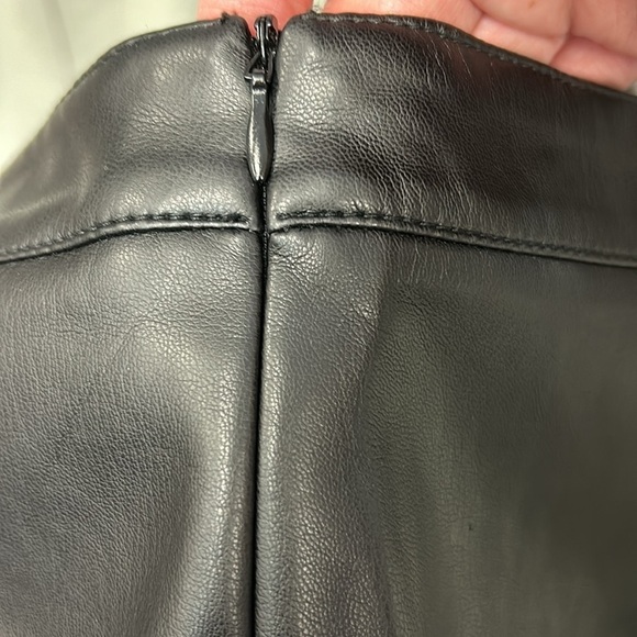MNG Faux Leather Skirt Side Slit & Zipper Lined Black‎ EUC Size 20 Plus Size - Picture 6 of 8